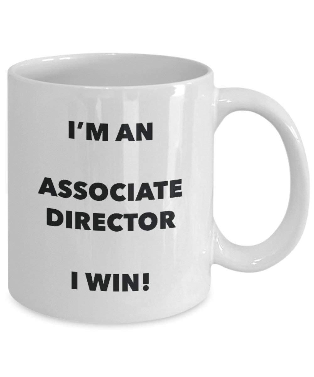 Associate Director Mug – Je suis un associé Director I Win. – Funny Tasse à café – Fantaisie anniversaire Idée de Gag cadeaux de Noël 15oz blanc