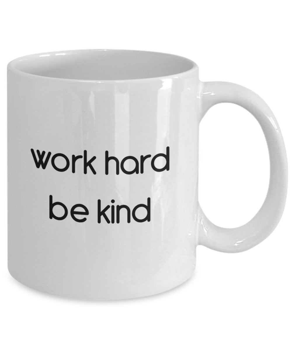 Tasse mit Aufschrift „Work Hard Be Kind“, lustige Teetasse für heiße Kakao, Kaffeetasse – Neuheit Geburtstag, Weihnachten, Jahrestag, Gag