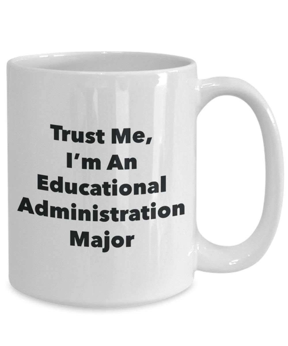 Trust Me, I 'm in Bildung Administration Major Becher – Lustige Kaffee Tasse – Cute Graduation Gag Geschenke Ideen für Freunde und Klassenkameraden