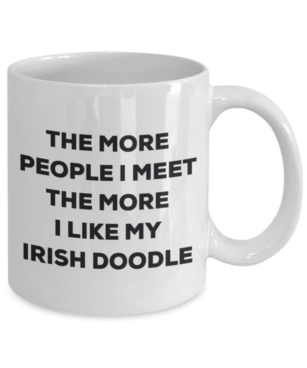 Lustige Kaffeetasse mit Aufschrift „The more people I meet the more I like my Irish Doodle“, für Weihnachten, Hundeliebhaber, süße Gag Geschenkidee 15oz weiß