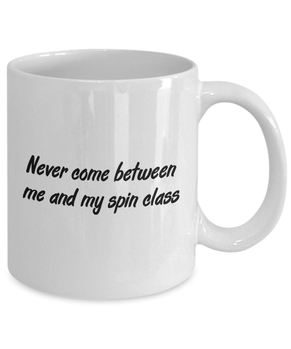 Spin Instructor Tasse – Never come between me and my spin class – Lustige Teetasse für heiße Kakao, Geschenkidee zum Geburtstag