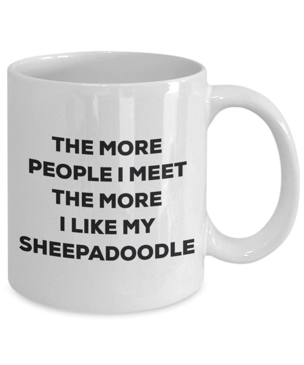 Le plus de personnes I Meet the More I Like My Sheepadoodle Mug de Noël – Funny Tasse à café – amateur de chien mignon Gag Gifts Idée 15oz blanc