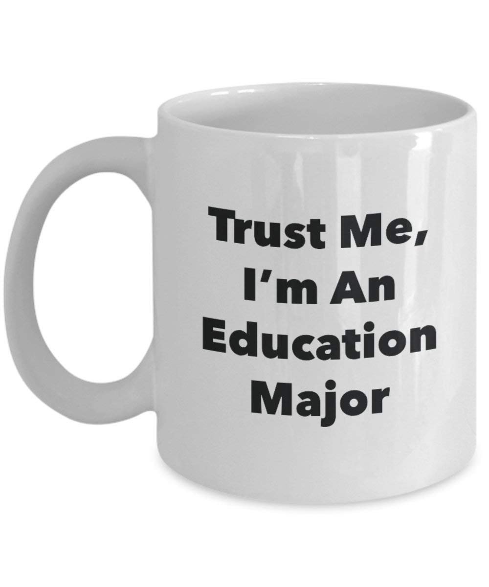 Trust Me, I 'm ein Bildung Major Becher – Lustige Kaffee Tasse – Cute Gag Geschenke Ideen für Freunde und Klassenkameraden 15oz weiß