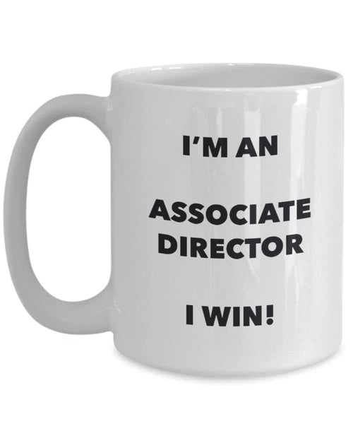 Associate Director Mug – Je suis un associé Director I Win. – Funny Tasse à café – Fantaisie anniversaire Idée de Gag cadeaux de Noël 15oz blanc