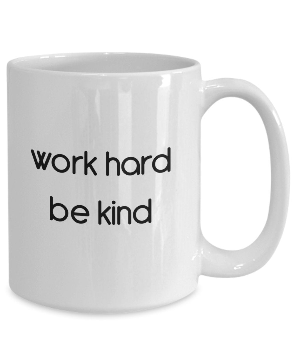 Tasse mit Aufschrift „Work Hard Be Kind“, lustige Teetasse für heiße Kakao, Kaffeetasse – Neuheit Geburtstag, Weihnachten, Jahrestag, Gag