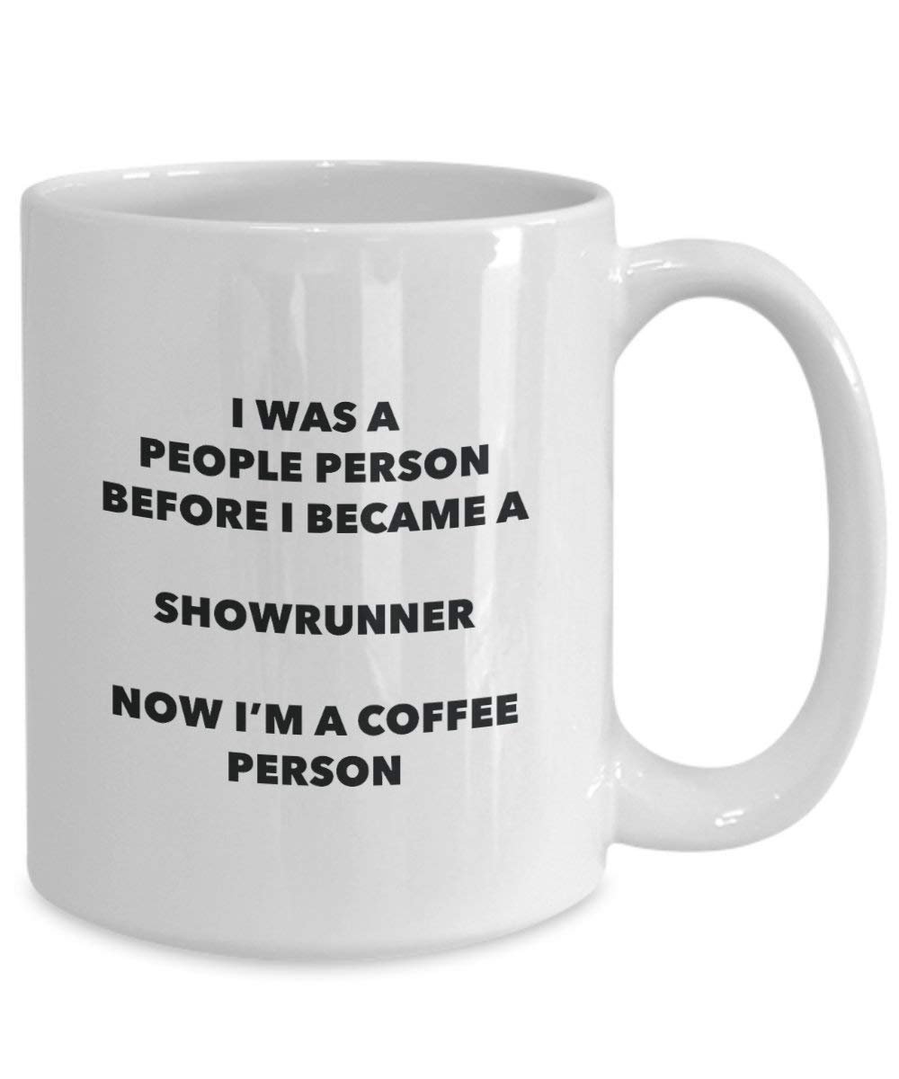 showrunner Kaffee Person Tasse – Funny Tee Kakao-Tasse – Geburtstag Weihnachten Kaffee Lover Cute Gag Geschenke Idee 15oz weiß