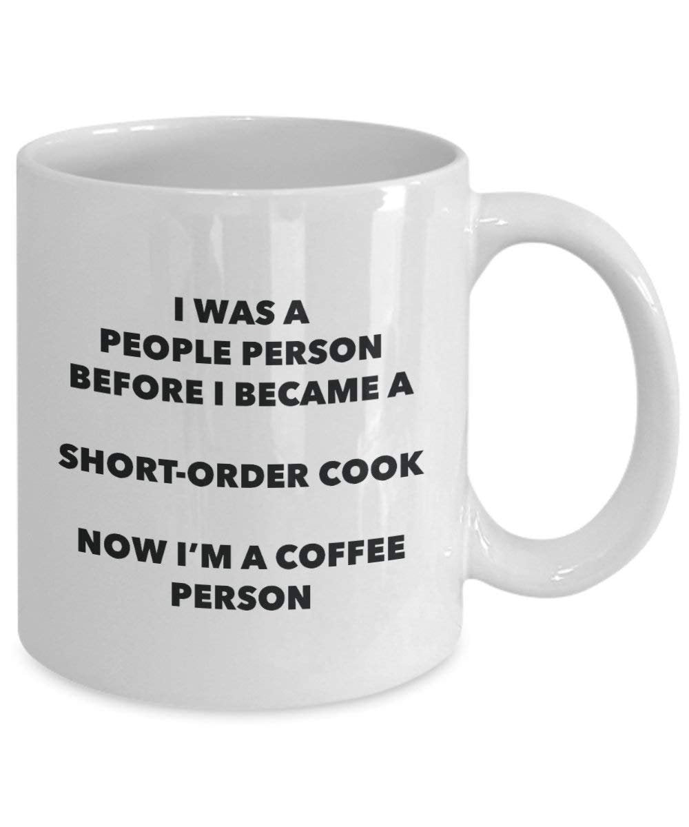 Kaffee kochen short-order, Person Tasse – Funny Tee Kakao-Tasse – Geburtstag Weihnachten Kaffee Lover Cute Gag Geschenke Idee 15oz weiß