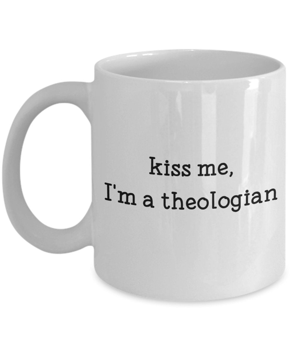 Kiss Me I am a Theologian Tasse – Lustige Teetasse für heiße Kakao – Neuheit Geburtstag Weihnachten Jahrestag Gag Geschenkidee