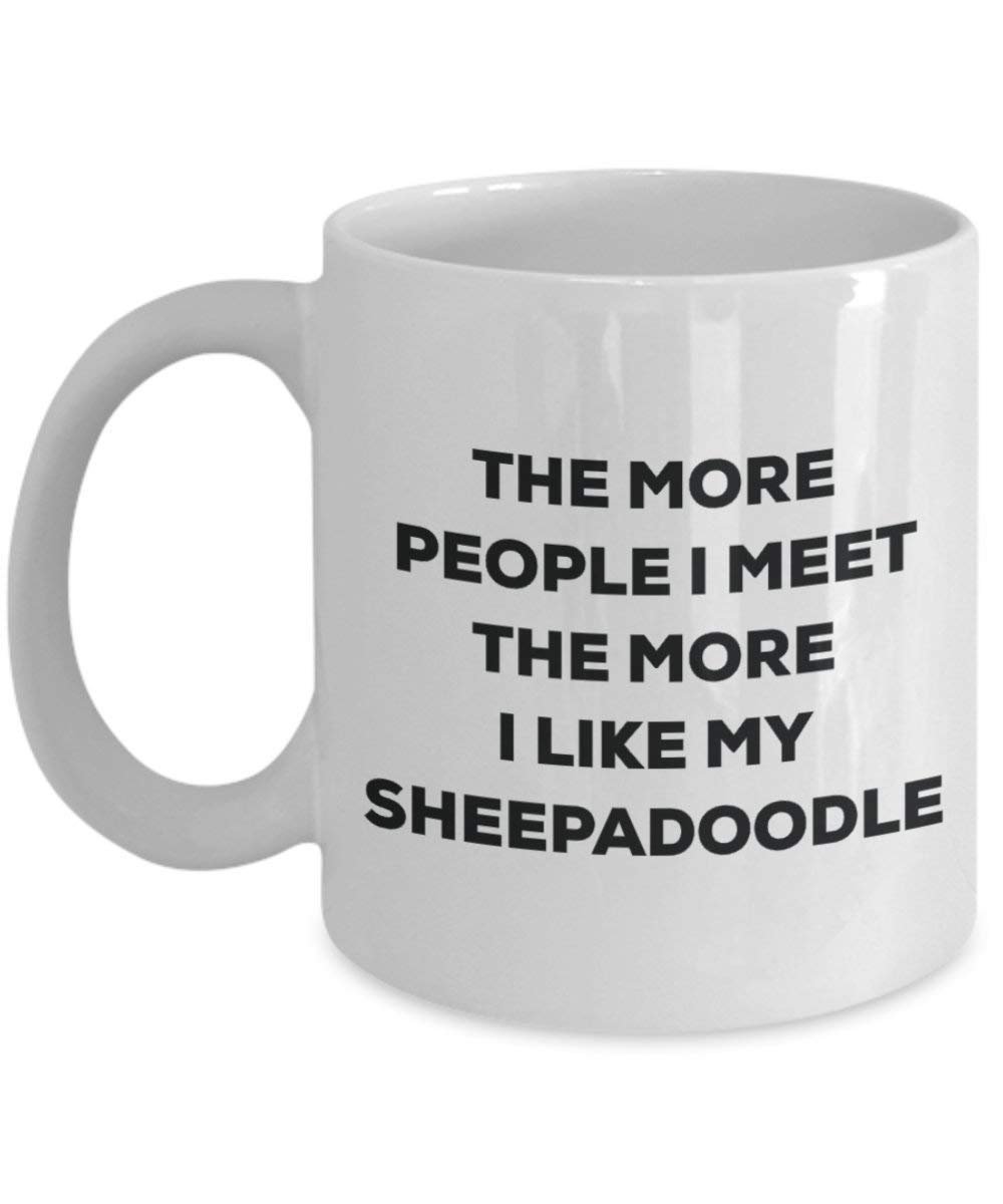 Le plus de personnes I Meet the More I Like My Sheepadoodle Mug de Noël – Funny Tasse à café – amateur de chien mignon Gag Gifts Idée 15oz blanc