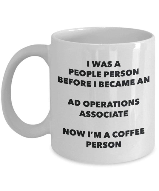 AD Operationen Associate Kaffee Person Tasse – Funny Tee Kakao-Tasse – Geburtstag Weihnachten Kaffee Lover Cute Gag Geschenke Idee