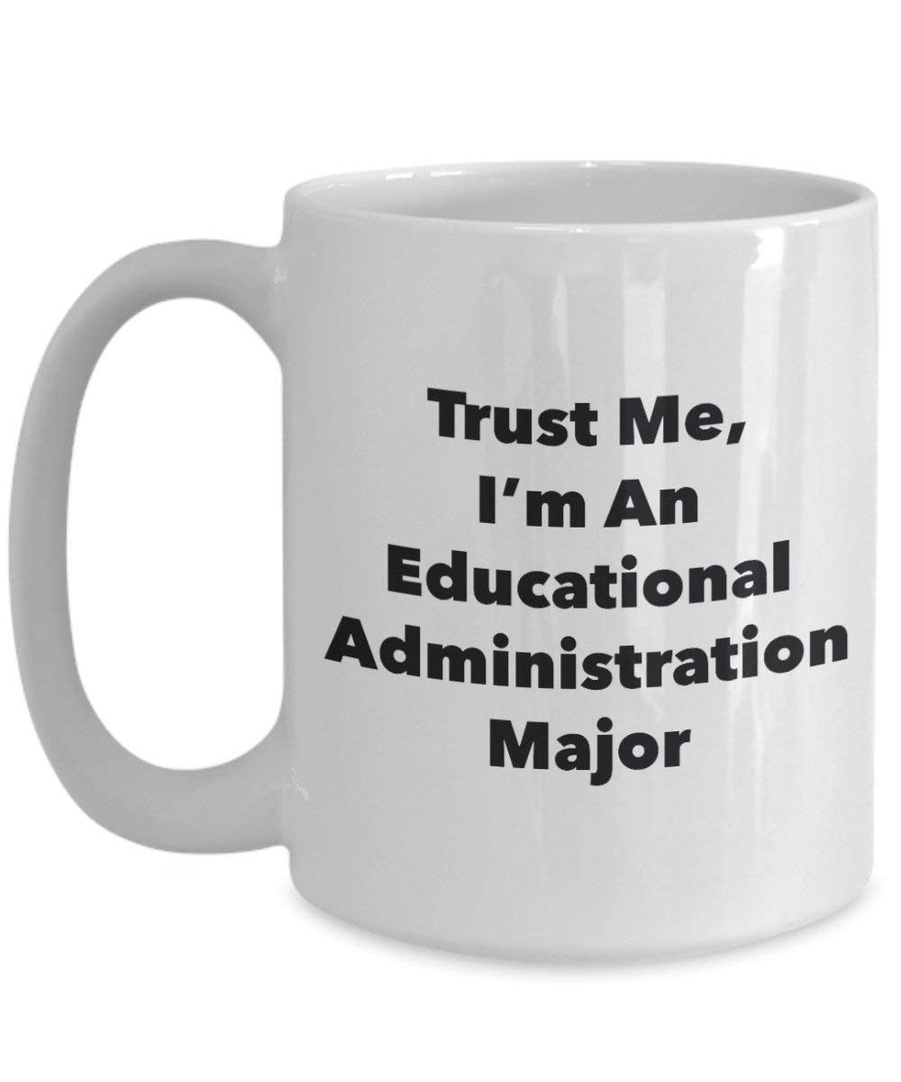 Trust Me, I 'm in Bildung Administration Major Becher – Lustige Kaffee Tasse – Cute Graduation Gag Geschenke Ideen für Freunde und Klassenkameraden