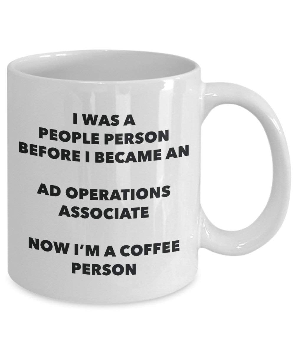 AD Operationen Associate Kaffee Person Tasse – Funny Tee Kakao-Tasse – Geburtstag Weihnachten Kaffee Lover Cute Gag Geschenke Idee