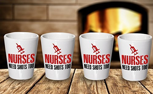 Funny infirmières Gifts – infirmières besoin des Clichés trop – Cadeaux uniques en céramique – infirmière Verre à liqueur blanc