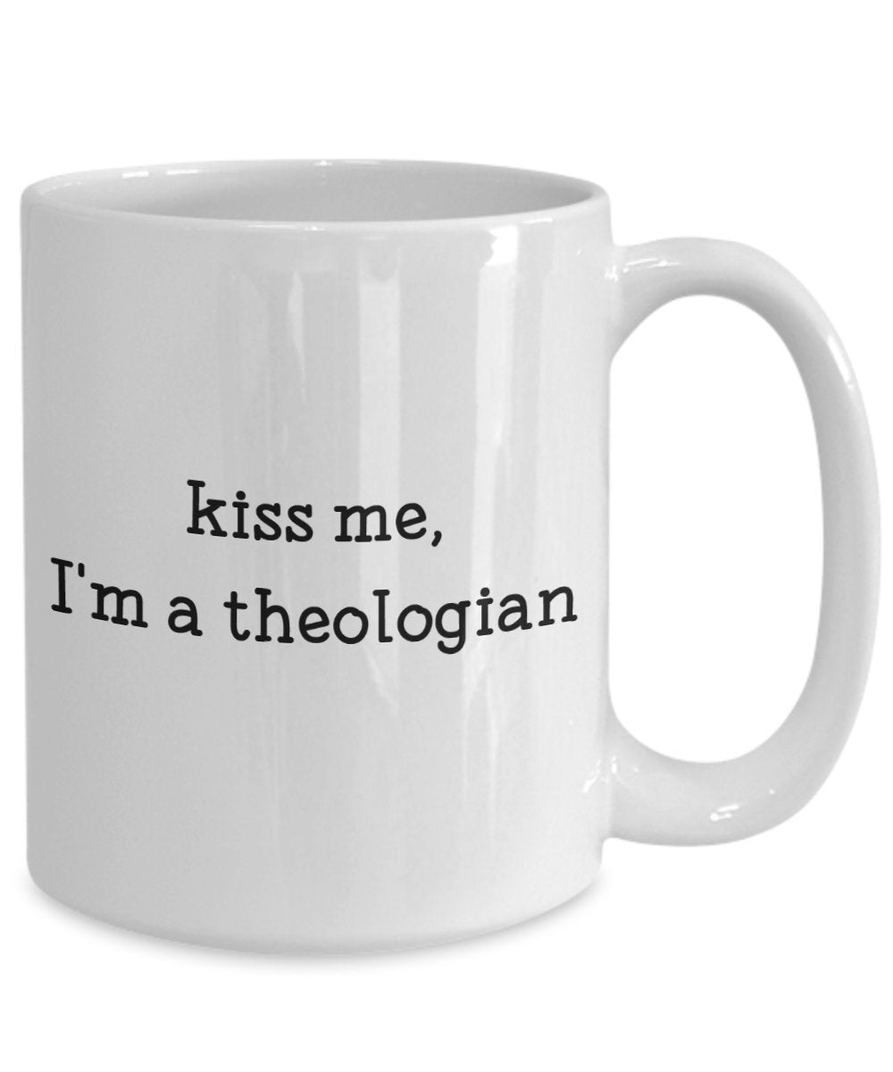 Kiss Me I am a Theologian Tasse – Lustige Teetasse für heiße Kakao – Neuheit Geburtstag Weihnachten Jahrestag Gag Geschenkidee