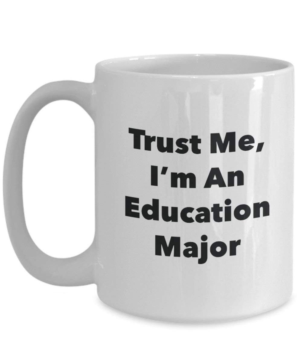 Trust Me, I 'm ein Bildung Major Becher – Lustige Kaffee Tasse – Cute Gag Geschenke Ideen für Freunde und Klassenkameraden 15oz weiß