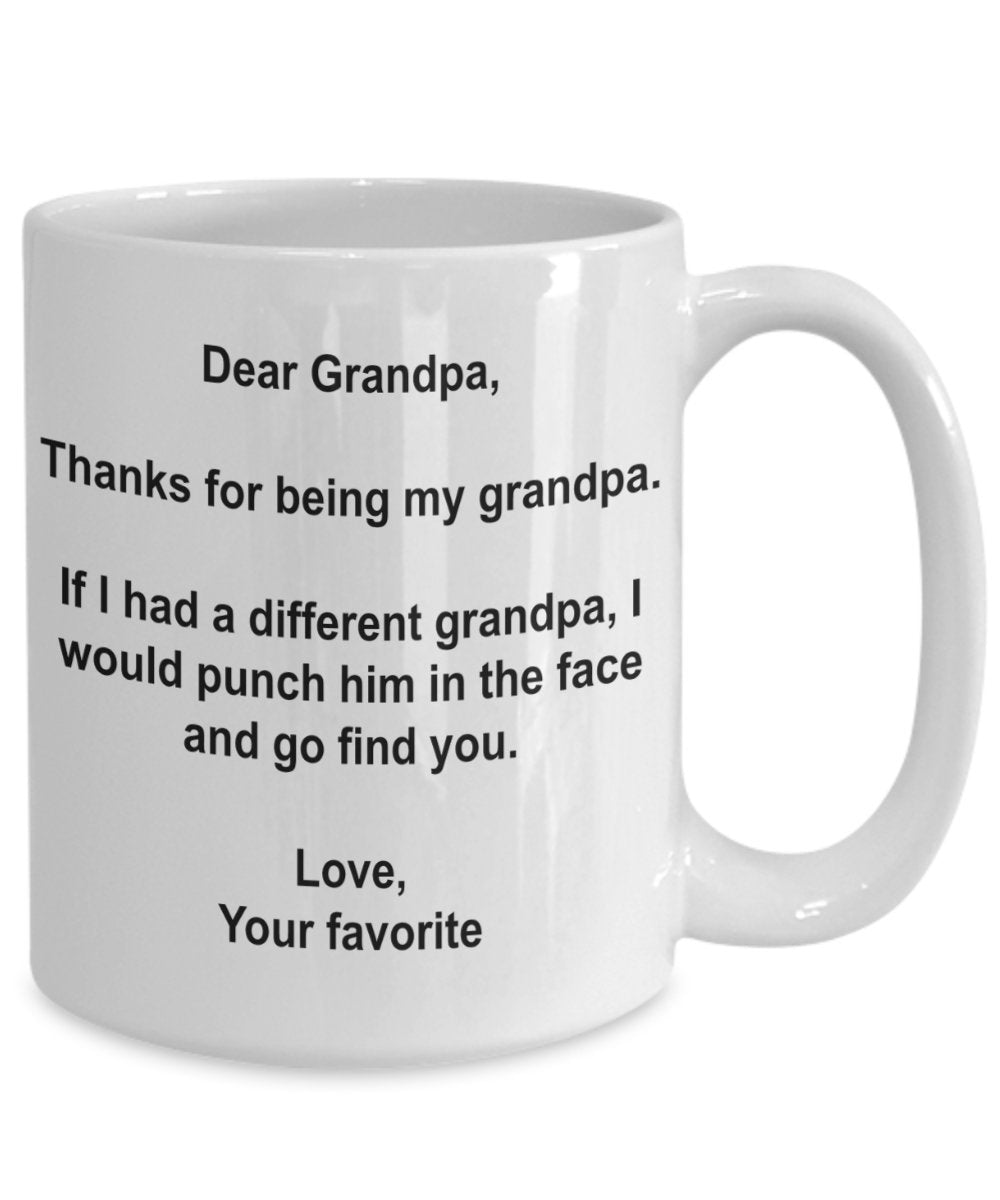 Lustige Tasse mit Aufschrift „I'd Punch Another Grandpa In The Face“