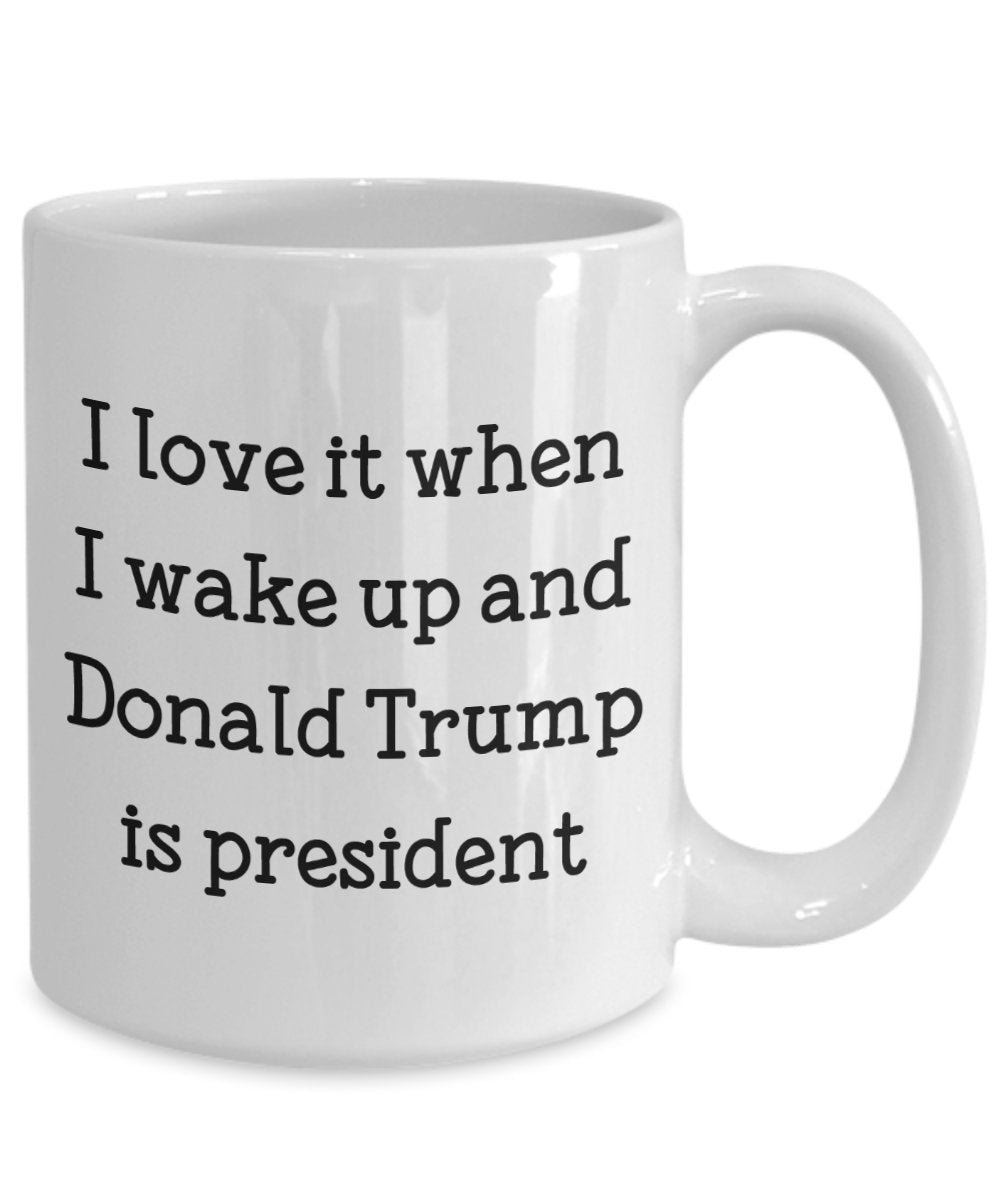 Tasse mit Aufschrift"I Love It When I Wake Up and Trump is President (in englischer Sprache), lustige Teetasse, Kakao, Kaffeetasse – Neuheit Geburtstag Weihnachten Jahrestag Gag Geschenkidee