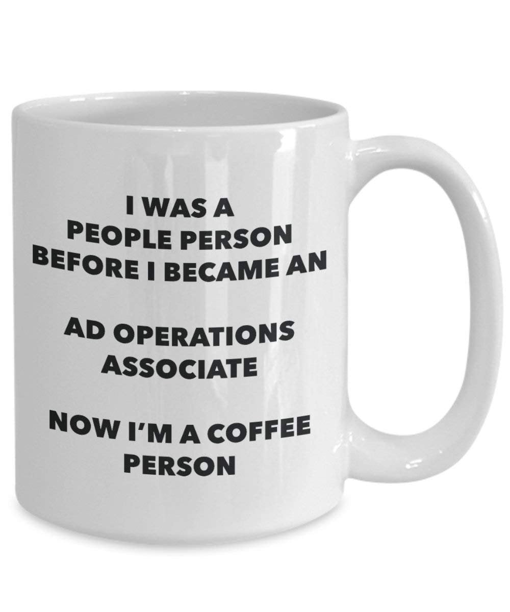 AD Operationen Associate Kaffee Person Tasse – Funny Tee Kakao-Tasse – Geburtstag Weihnachten Kaffee Lover Cute Gag Geschenke Idee