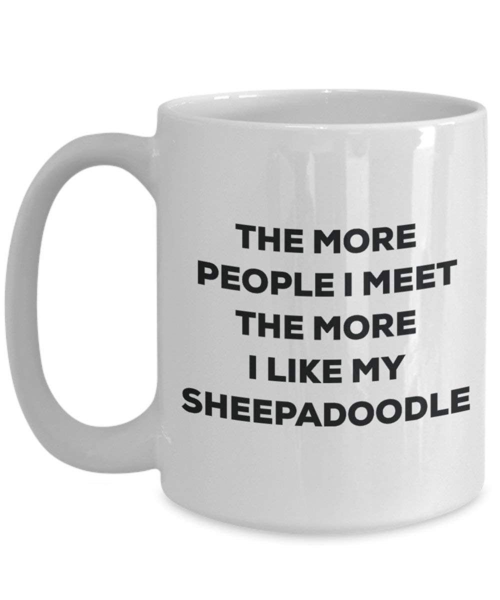 Le plus de personnes I Meet the More I Like My Sheepadoodle Mug de Noël – Funny Tasse à café – amateur de chien mignon Gag Gifts Idée 15oz blanc
