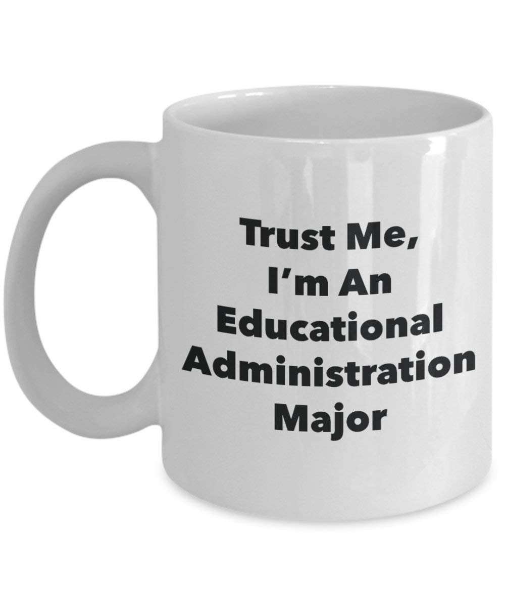 Trust Me, I 'm in Bildung Administration Major Becher – Lustige Kaffee Tasse – Cute Graduation Gag Geschenke Ideen für Freunde und Klassenkameraden
