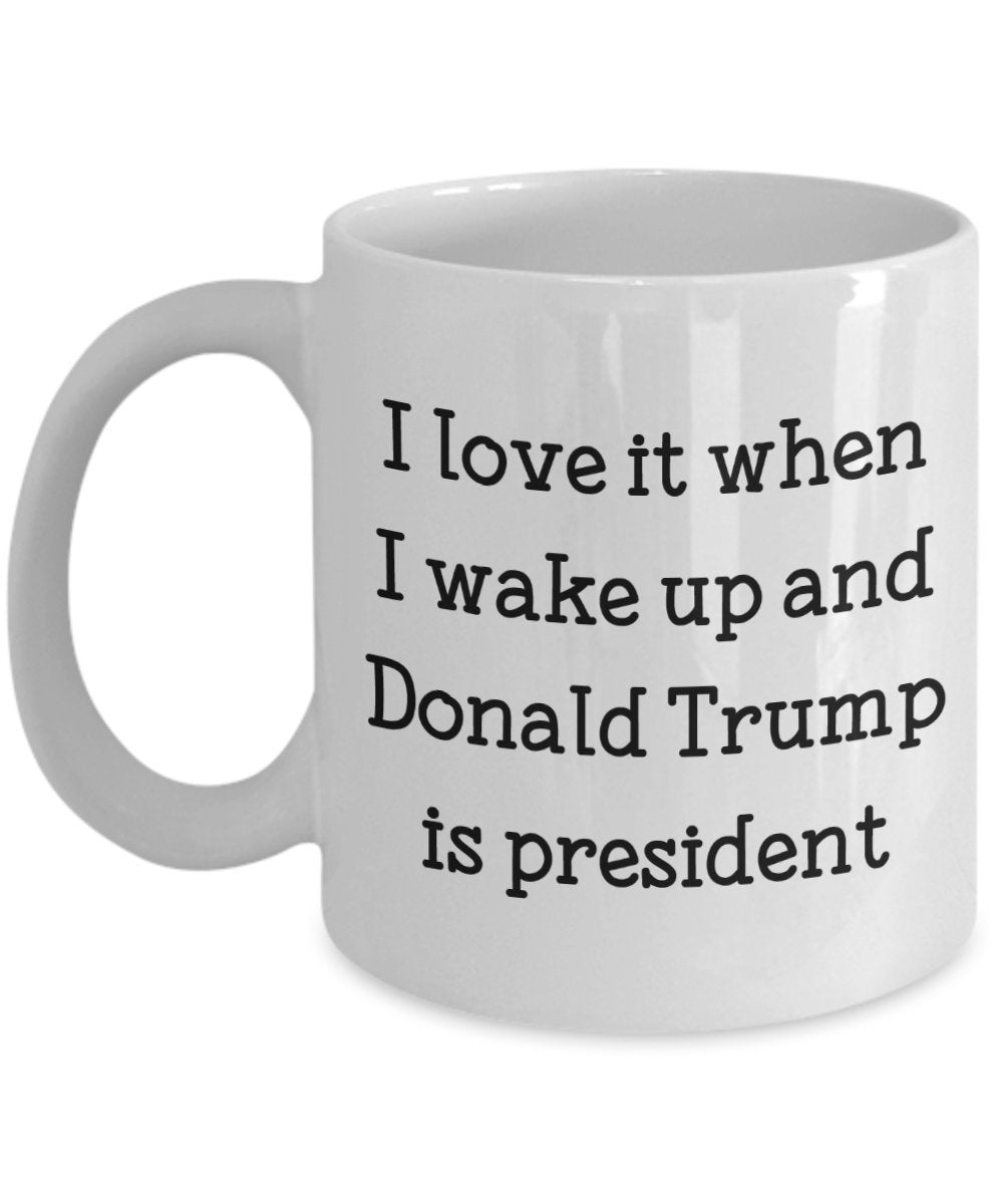 Tasse mit Aufschrift"I Love It When I Wake Up and Trump is President (in englischer Sprache), lustige Teetasse, Kakao, Kaffeetasse – Neuheit Geburtstag Weihnachten Jahrestag Gag Geschenkidee