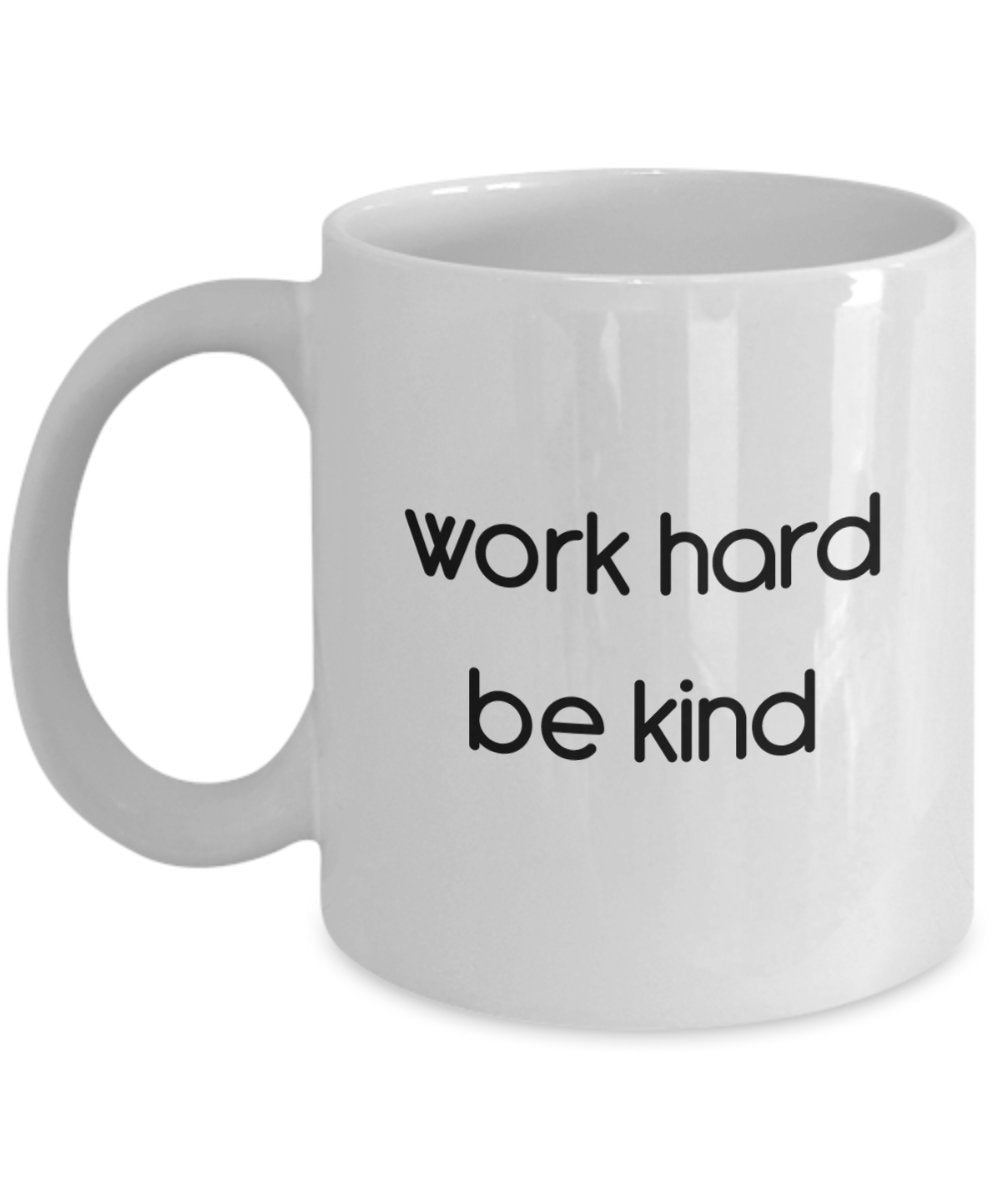 Tasse mit Aufschrift „Work Hard Be Kind“, lustige Teetasse für heiße Kakao, Kaffeetasse – Neuheit Geburtstag, Weihnachten, Jahrestag, Gag