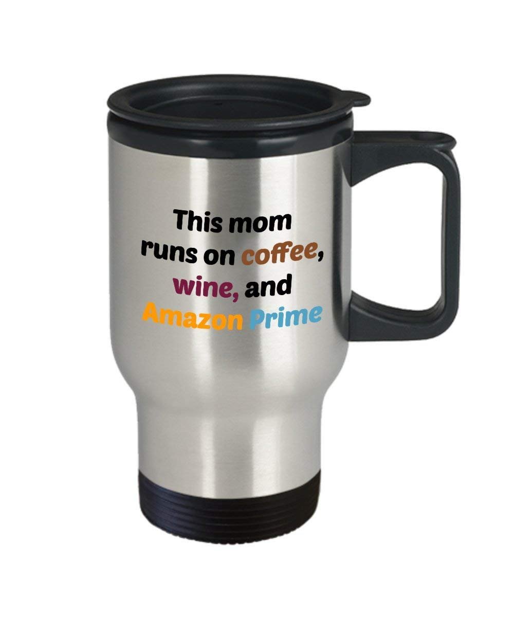 Tazza con scritta in lingua inglese “This Mom Runs on Coffee, Wine and Amazon Prime”, divertente tazza per tè caldo e cacao, idea regalo per compleanno, Natale, anniversario