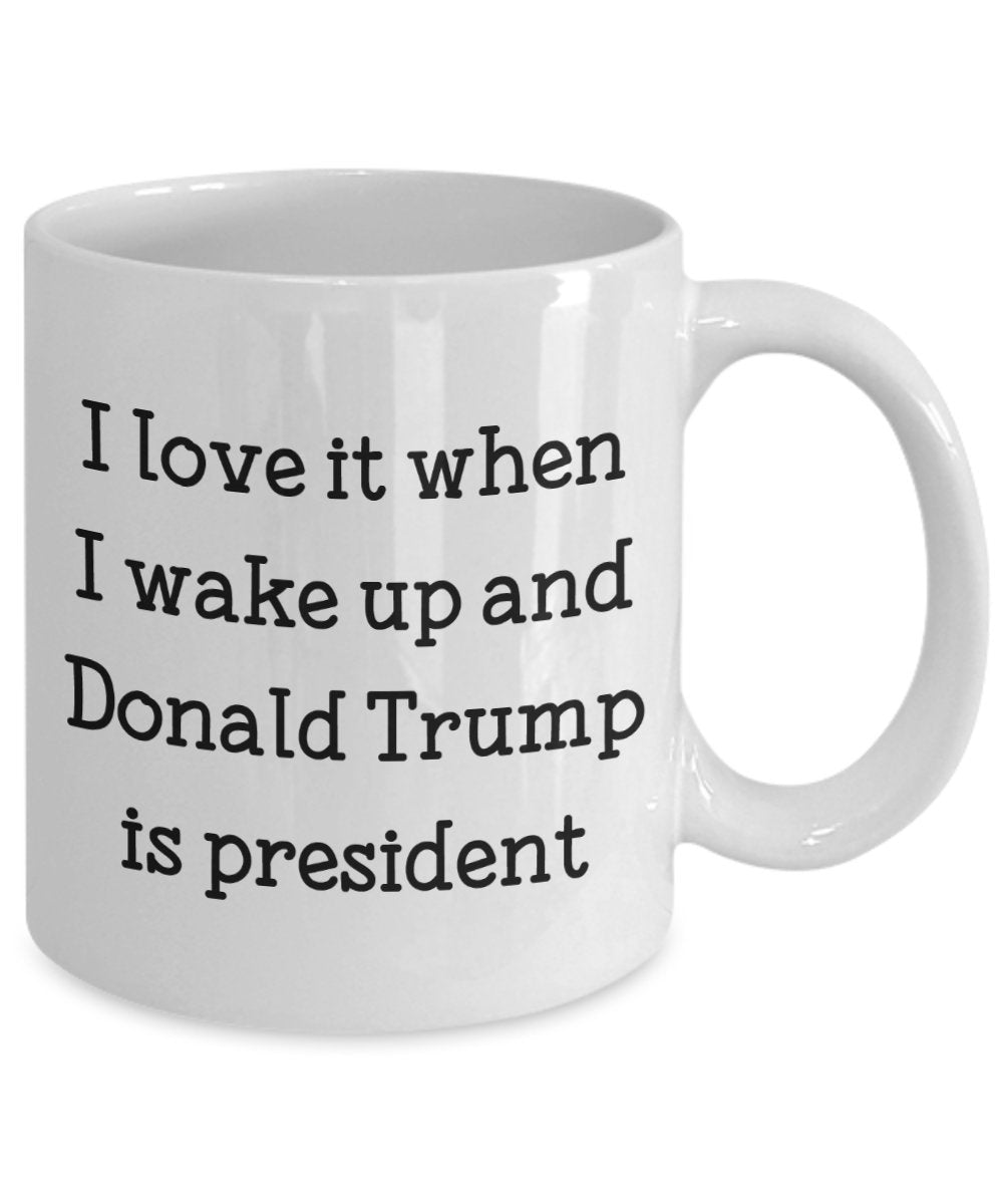 Tasse mit Aufschrift"I Love It When I Wake Up and Trump is President (in englischer Sprache), lustige Teetasse, Kakao, Kaffeetasse – Neuheit Geburtstag Weihnachten Jahrestag Gag Geschenkidee