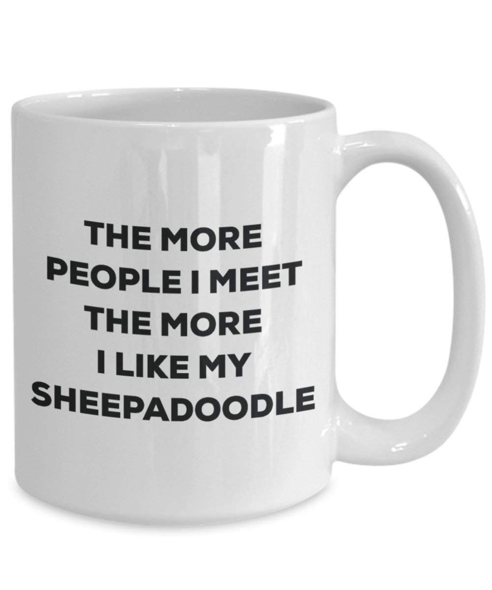 Le plus de personnes I Meet the More I Like My Sheepadoodle Mug de Noël – Funny Tasse à café – amateur de chien mignon Gag Gifts Idée 15oz blanc