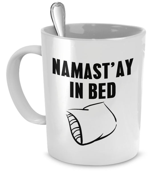 SpreadPassion Namastay in Bed Mug – Funny Yoga Mug – Namaste Mug – Tazza in Ceramica 325 ml