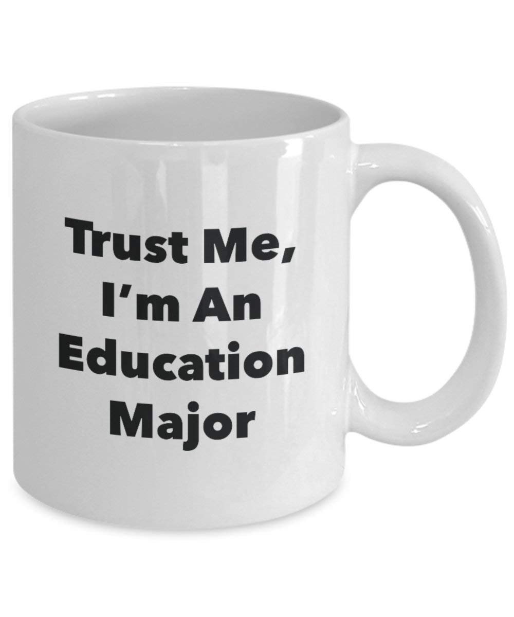 Trust Me, I 'm ein Bildung Major Becher – Lustige Kaffee Tasse – Cute Gag Geschenke Ideen für Freunde und Klassenkameraden 15oz weiß