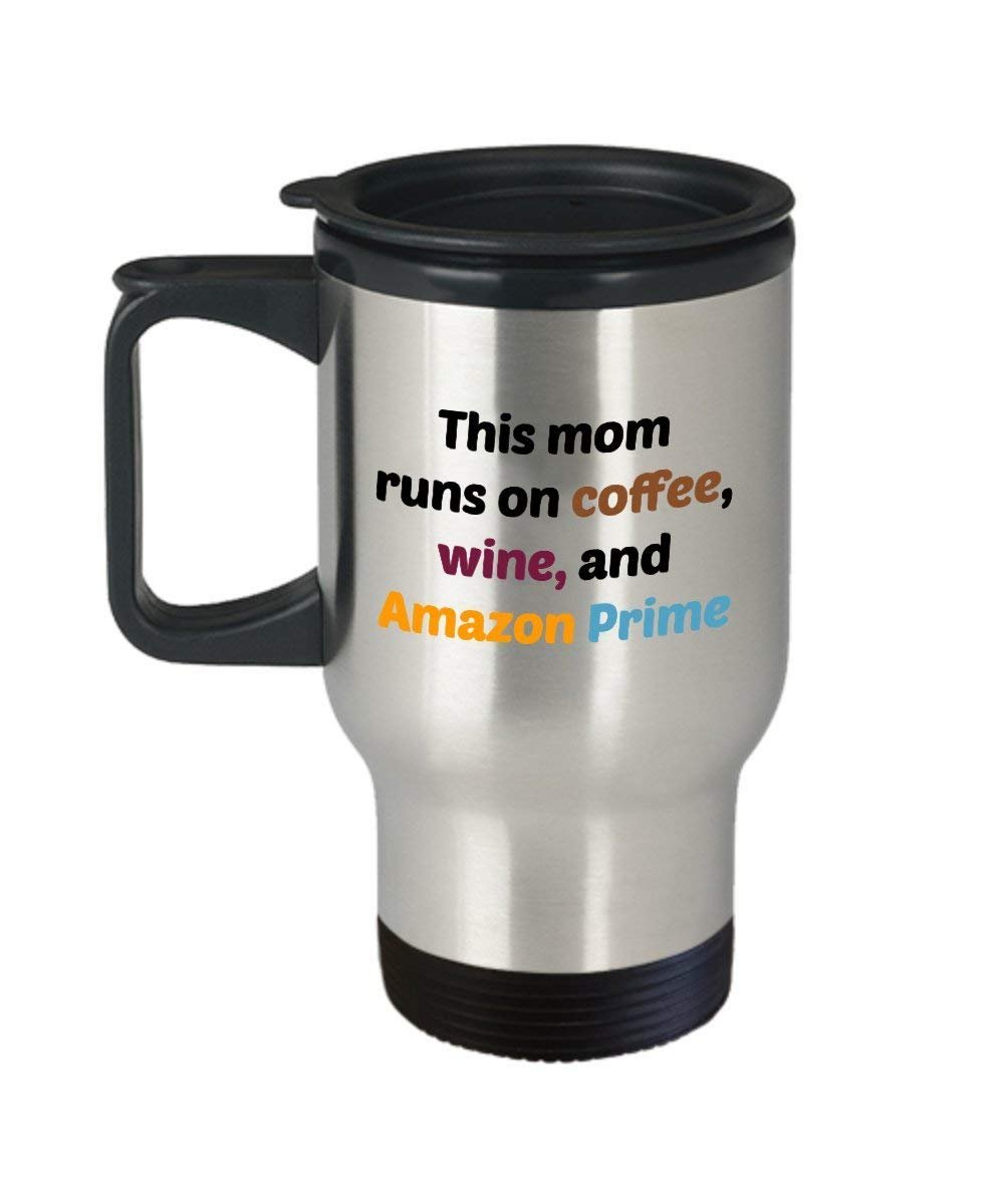 Tazza con scritta in lingua inglese “This Mom Runs on Coffee, Wine and Amazon Prime”, divertente tazza per tè caldo e cacao, idea regalo per compleanno, Natale, anniversario