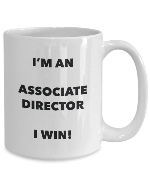 Associate Director Mug – Je suis un associé Director I Win. – Funny Tasse à café – Fantaisie anniversaire Idée de Gag cadeaux de Noël 15oz blanc