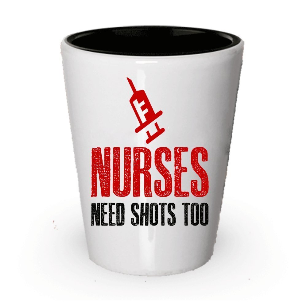 Funny infirmières Gifts – infirmières besoin des Clichés trop – Cadeaux uniques en céramique – infirmière Verre à liqueur blanc