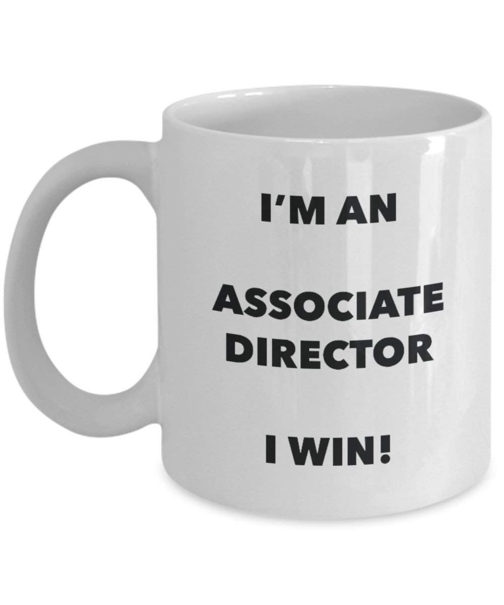 Associate Director Mug – Je suis un associé Director I Win. – Funny Tasse à café – Fantaisie anniversaire Idée de Gag cadeaux de Noël 15oz blanc